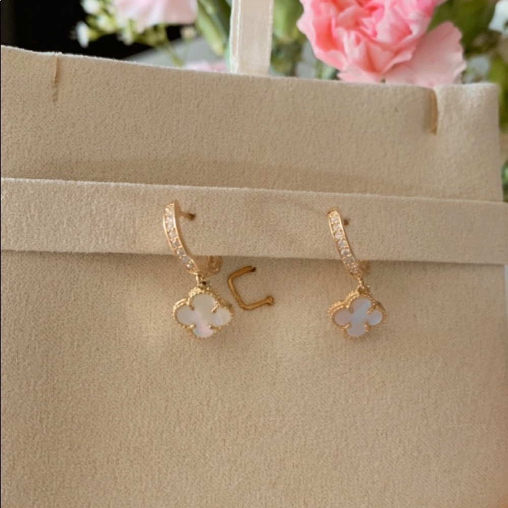 ❤️SOLD❤️ Dangling Earrings Saudi gold